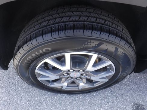 Used 2022 GMC Acadia SLE w/ LPO, Floor Liner Package FWD image 4