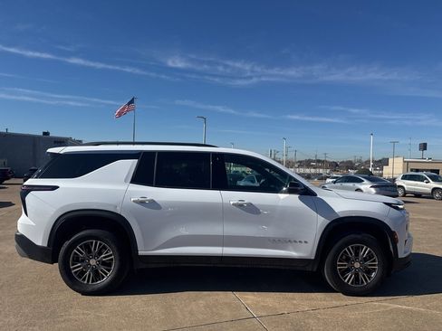 Used 2025 Chevrolet Traverse LT image 24