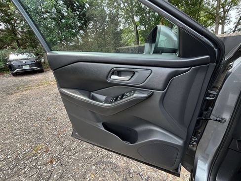 Used 2025 Nissan Rogue SV FWD image 18