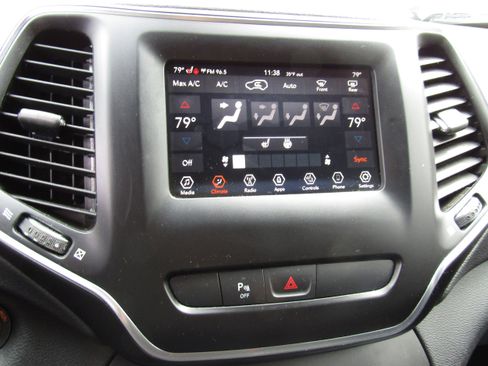 Used 2019 Jeep Cherokee Latitude Plus image 22