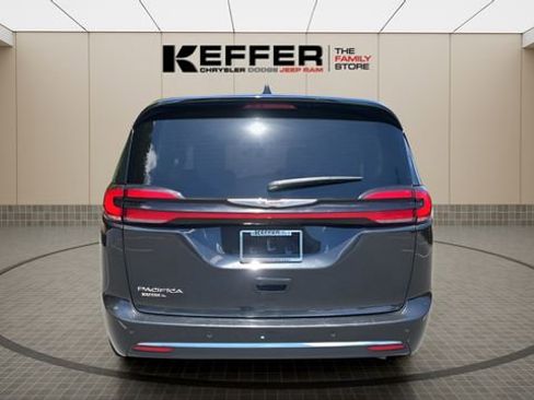 Certified 2023 Chrysler Pacifica Touring-L FWD image 4