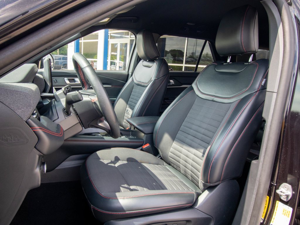 Used 2025 Ford Explorer ST-Line w/ ST-Line Street Pack AWD/4WD image 8