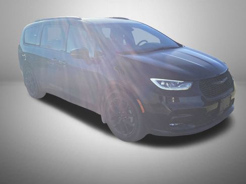 Used 2023 Chrysler Pacifica Touring-L w/ S Appearance Package image 2