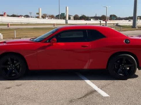 Used 2022 Dodge Challenger SXT image 5