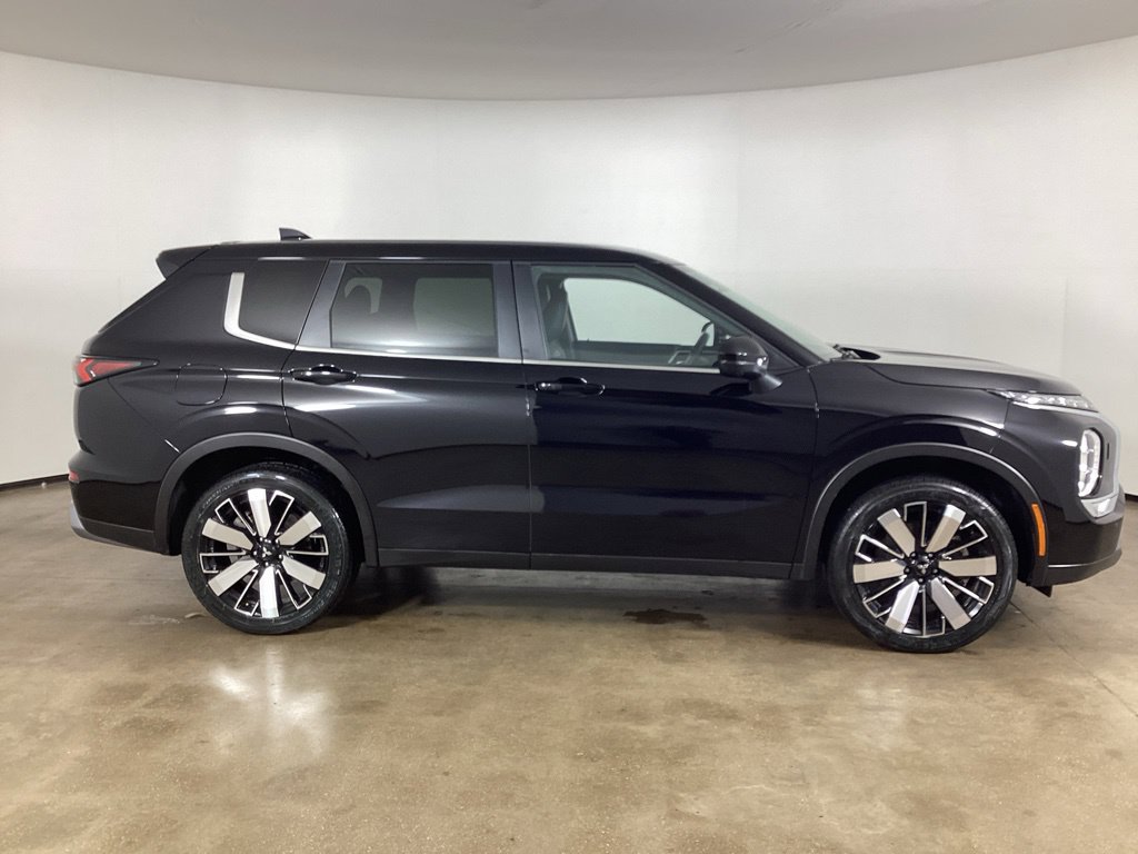 Used 2025 Mitsubishi Outlander SE AWD/4WD image 4