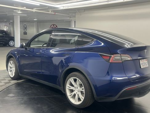 Used 2022 Tesla Model Y Long Range image 3
