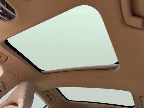 Used 2023 Porsche Panamera 4 Platinum Edition image 4