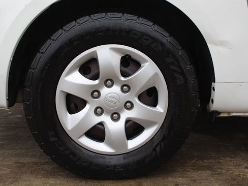 Used 2010 Kia Sedona LX image 12