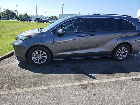 Used 2021 Toyota Sienna LE FWD image 11
