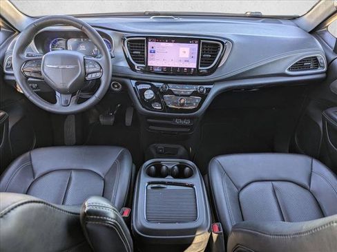 Used 2024 Chrysler Pacifica Limited image 17