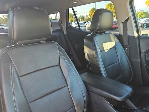 Used 2023 GMC Terrain SLT image 17