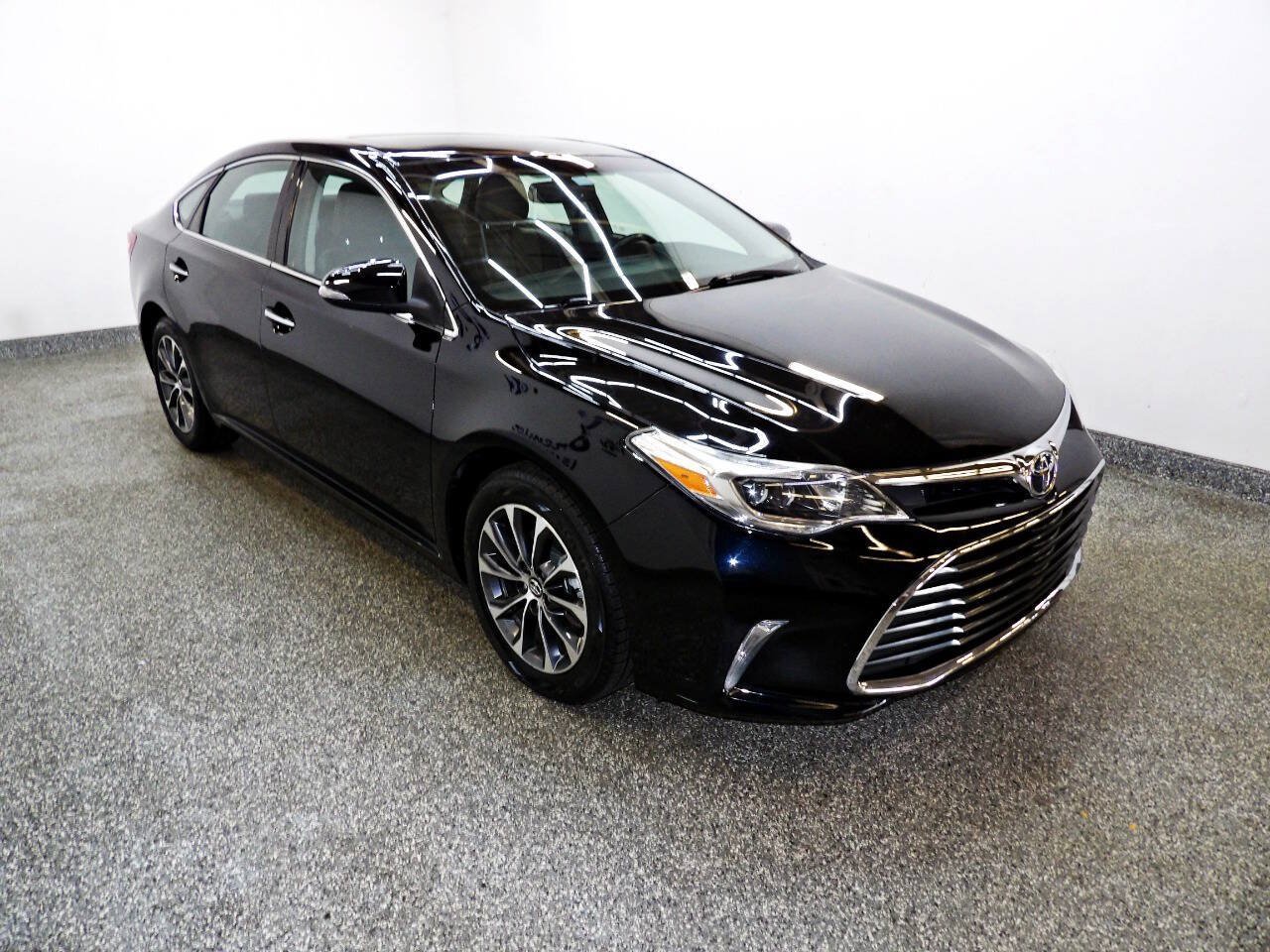 Used 2016 Toyota Avalon XLE Premium FWD image 3