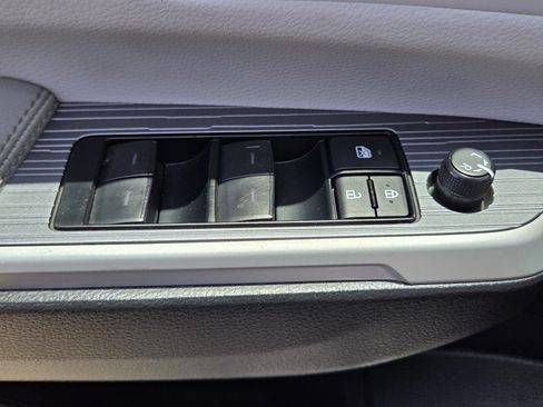 Used 2025 Toyota Sienna XLE FWD image 18