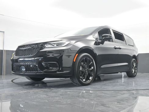 Used 2024 Chrysler Pacifica Limited w/ S Appearance Package image 65