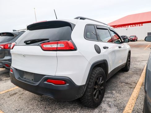 Used 2017 Jeep Cherokee Sport FWD image 8
