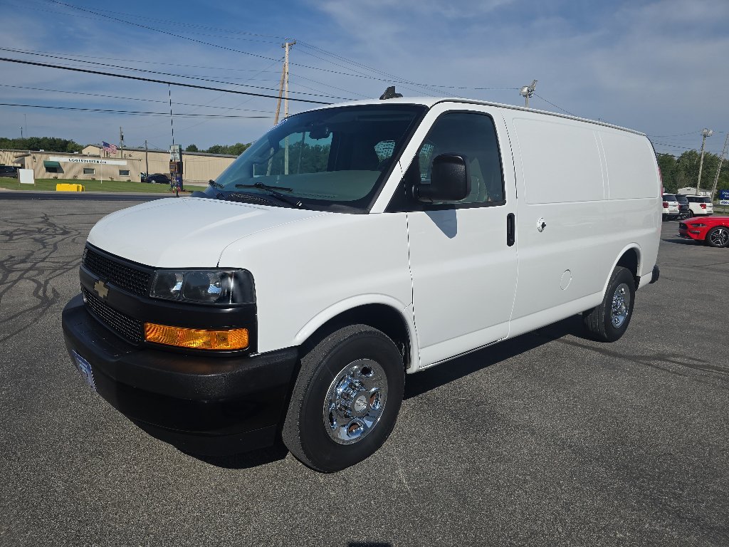 Used 2018 Chevrolet Express 2500 w/ Driver Convenience Package RWD image 2