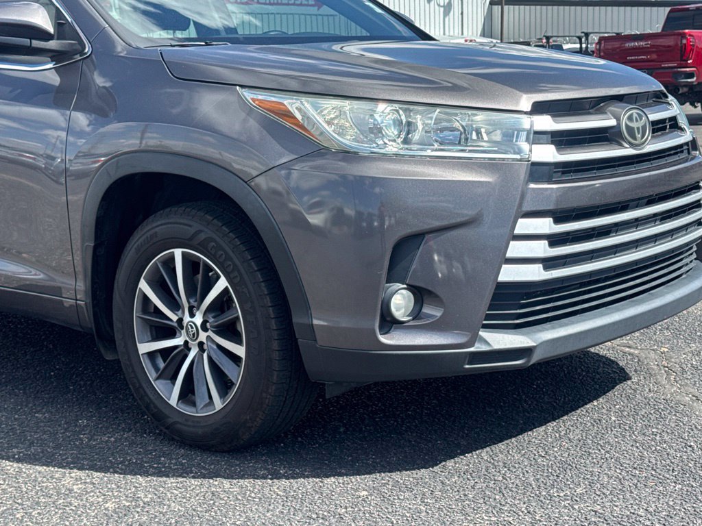 Used 2017 Toyota Highlander XLE AWD/4WD image 2