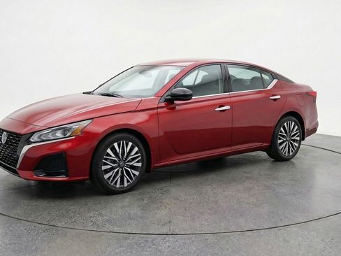 Used 2025 Nissan Altima 2.5 SV image 3