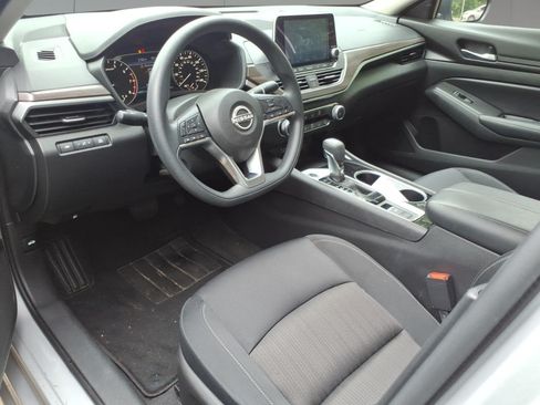 Used 2024 Nissan Altima 2.5 SV AWD/4WD image 7