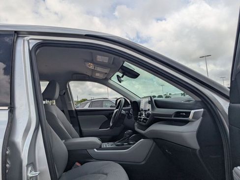 Used 2022 Toyota Highlander LE image 16