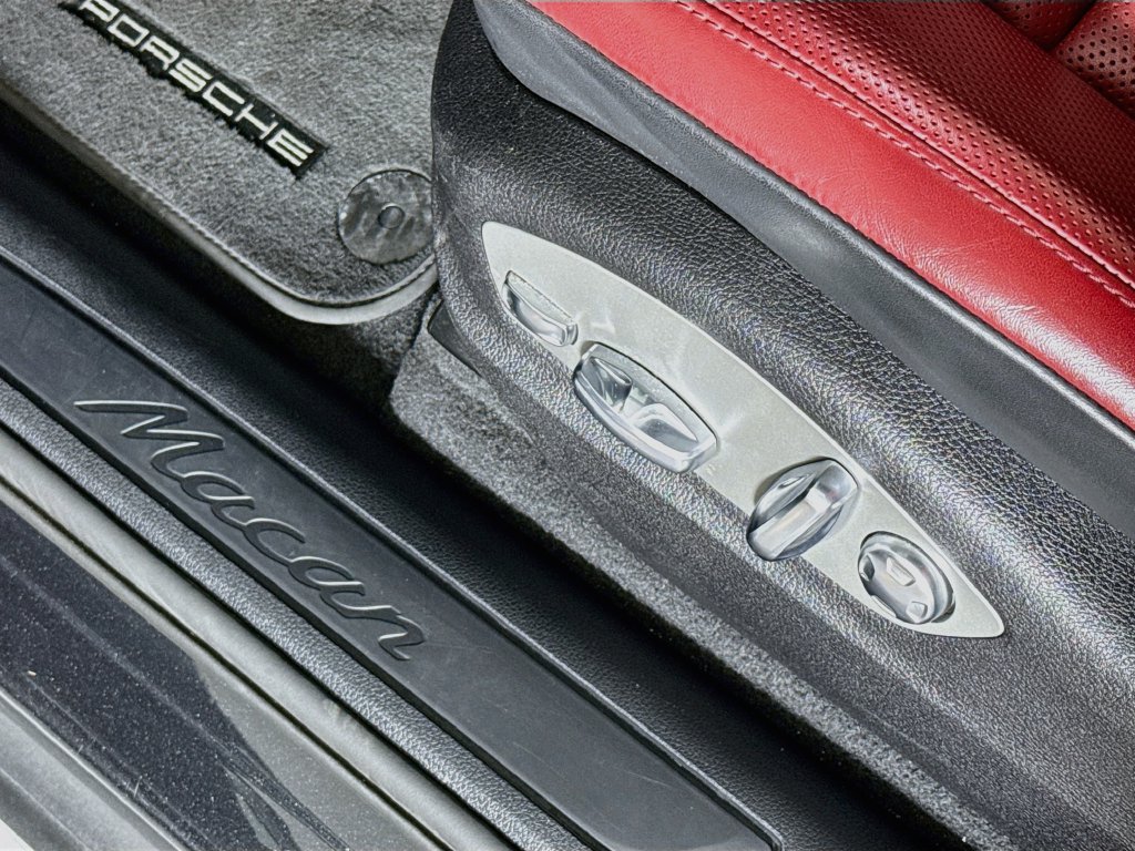 Certified 2025 Porsche Macan AWD/4WD image 26