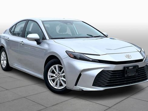 Used 2025 Toyota Camry LE image 3