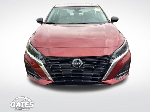 Used 2025 Nissan Altima 2.5 SV FWD image 2