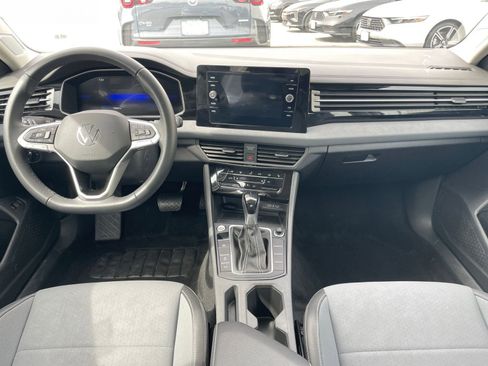 Used 2025 Volkswagen Jetta SE image 33