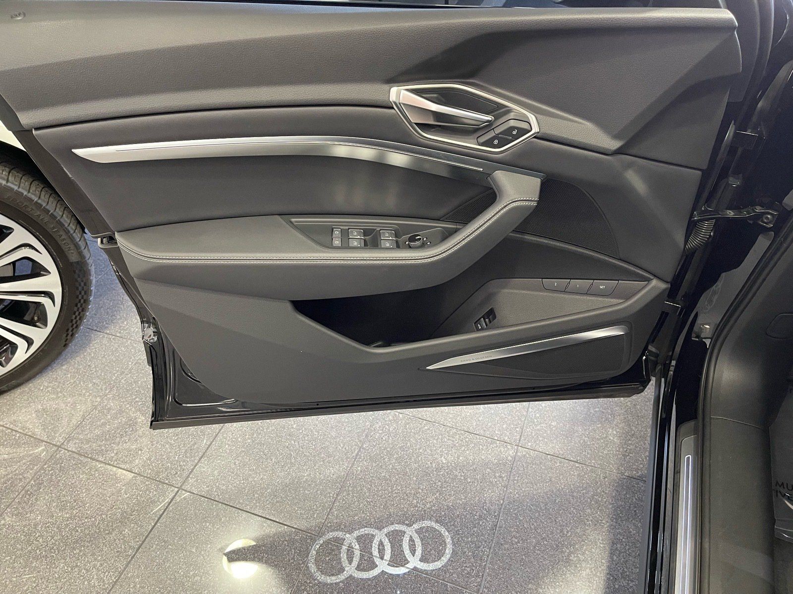 Used 2024 Audi Q8 e-tron Premium Plus w/ Premium Plus Package AWD/4WD image 22