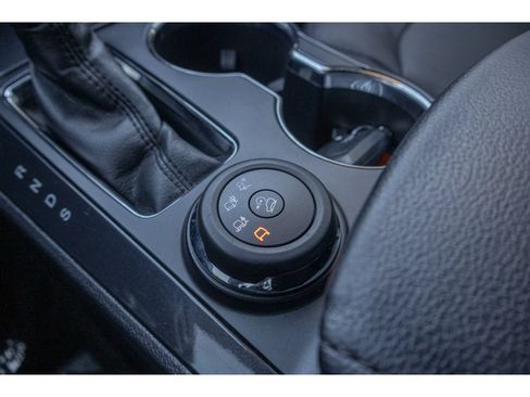 Used 2018 Ford Explorer XLT w/ Equipment Group 202A AWD/4WD image 28