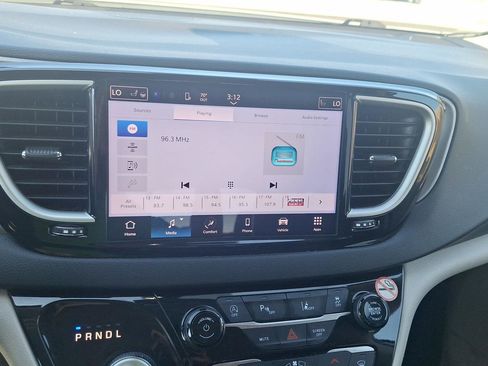 Used 2023 Chrysler Pacifica Touring-L image 27