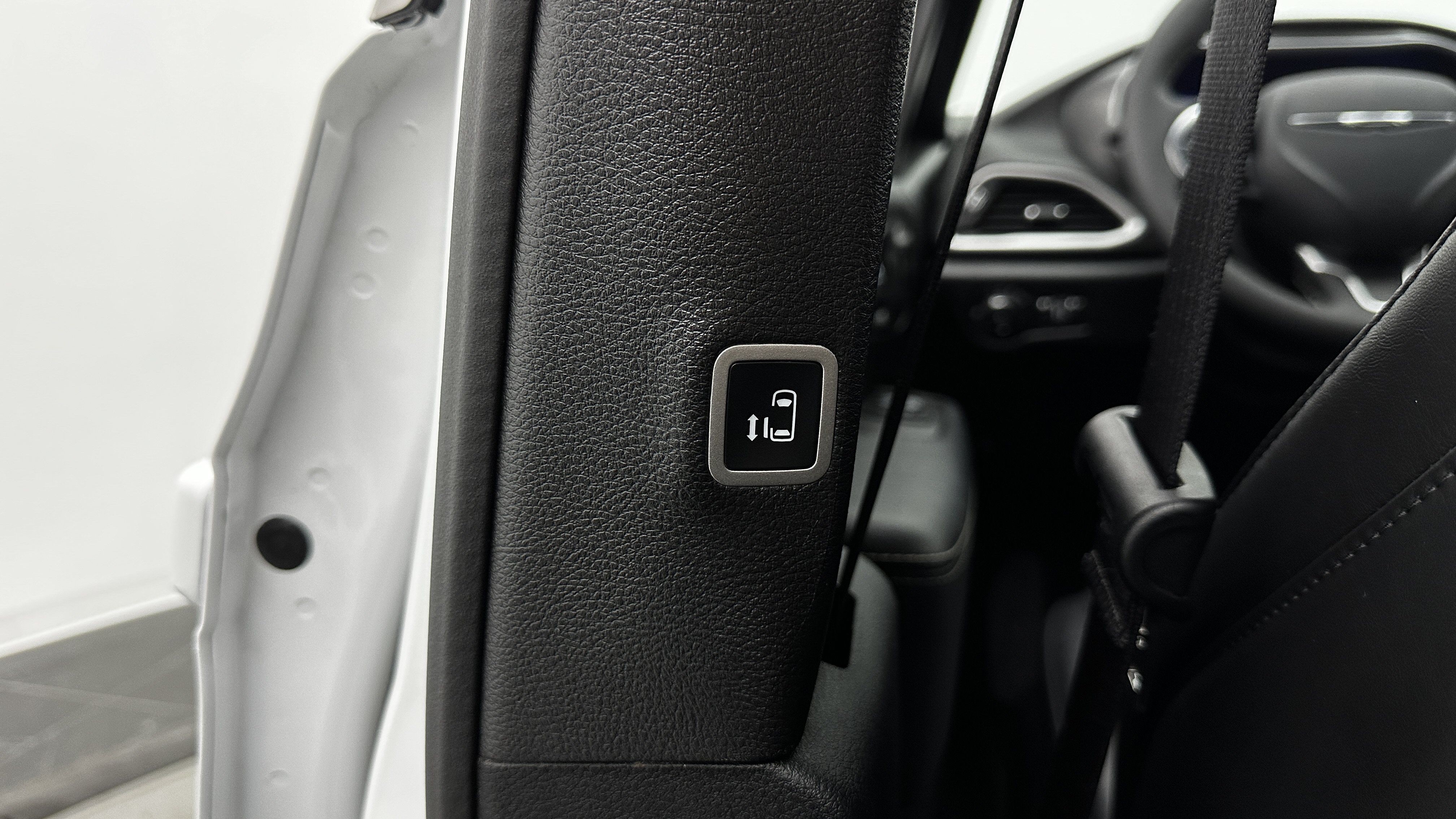 Used 2025 Chrysler Pacifica Select FWD image 30