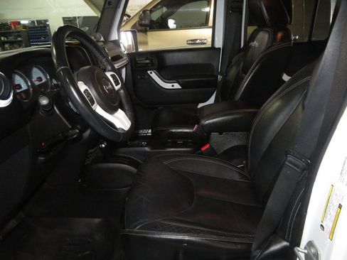 Used 2014 Jeep Wrangler Unlimited Sahara AWD/4WD image 16
