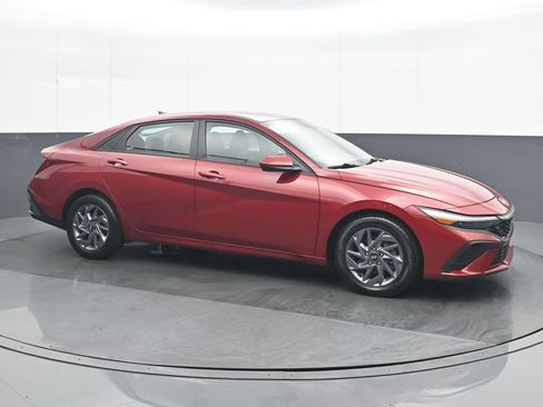 Used 2024 Hyundai Elantra SEL FWD image 8