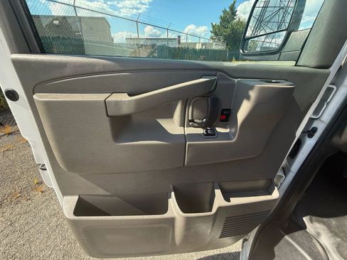 Used 2016 Chevrolet Express 2500 image 18