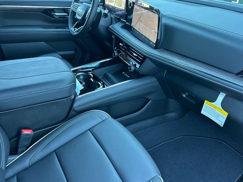 New 2026 Chevrolet Suburban Premier image 17