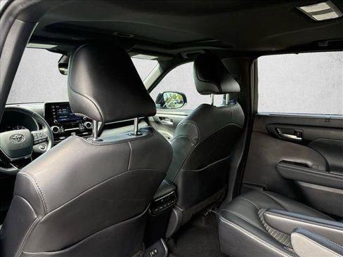 Used 2021 Toyota Highlander XSE FWD image 16