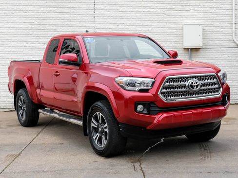Used 2016 Toyota Tacoma TRD Sport w/ Towing Package RWD image 5