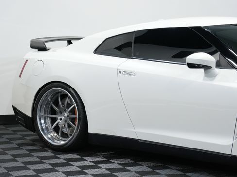 Used 2015 Nissan GT-R Black Edition image 14