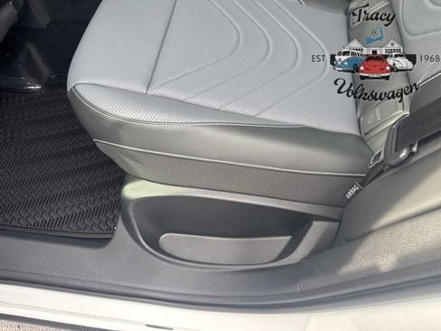 New 2025 Volkswagen Tiguan SE image 20