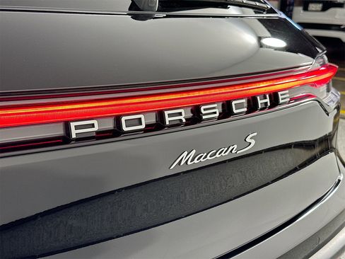 Certified 2023 Porsche Macan S w/ Premium Package Plus image 17