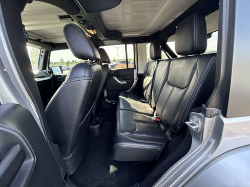 Used 2017 Jeep Wrangler Unlimited Sahara w/ Connectivity Group AWD/4WD image 23