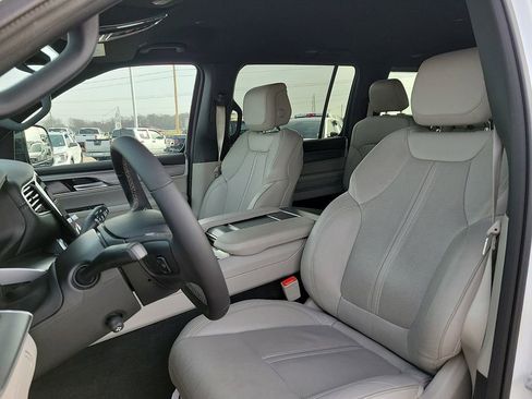 Used 2025 Jeep Wagoneer 4WD image 12