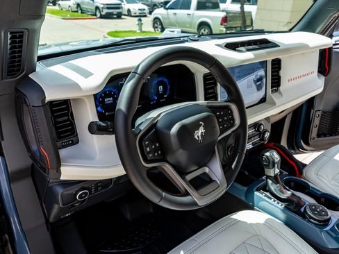 Used 2025 Ford Bronco Heritage Edition AWD/4WD image 17