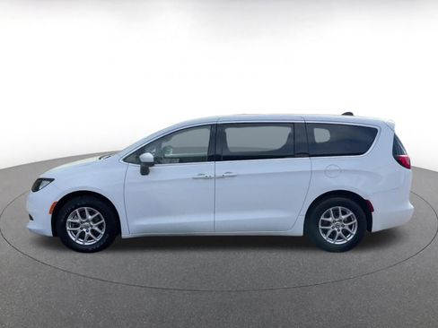 Used 2023 Chrysler Voyager LX image 8