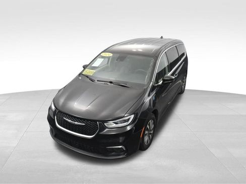 Used 2024 Chrysler Pacifica Limited FWD image 36
