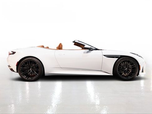 Used 2024 Aston Martin DB12 Convertible image 9