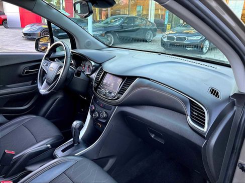 Used 2022 Chevrolet Trax LT w/ LT Convenience Package image 14