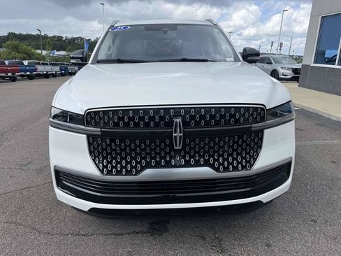 Used 2025 Lincoln Navigator Reserve AWD/4WD image 2