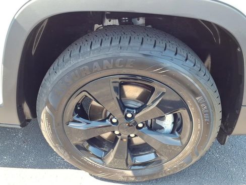 Used 2021 Jeep Cherokee Latitude Plus AWD/4WD image 28
